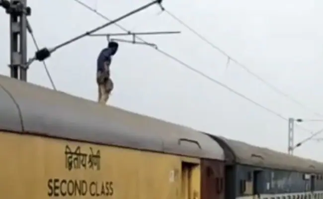 kanpur: चलती ट्रेन की छत पर लेटा युवक, बड़ा हादसा होने से टला