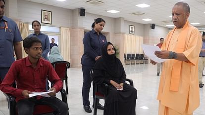 CM Yogi Adityanath instructs officers in Janta Darshan.