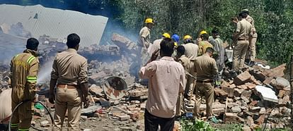 Huge fire in the house of a fireworks manufacturer, fireworks exploded and house collapsed, woman feared dead