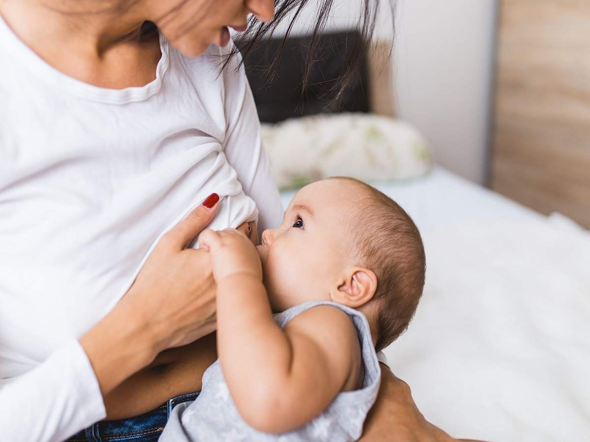 Can Babies Drink Other Women's Breast Milk,क्‍या सहेली या बहन पिला सकती है  आपके बच्‍चे को दूध - is it safe to to let your friend or relative to  breastfeed your baby