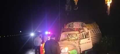 Unnao Accident loader overturned after climbing on a piece of wood 26 injured three referred to Lucknow