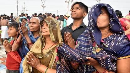 Mahakumbh Prayagraj 2025 Live Updates Devotees Sangam Ghats Snan Maha Kumbh Mela Photos Videos News in Hindi