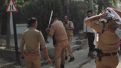प्रतापगढ़ में बवाल: 'उसके शरीर पर अंडरगारमेंट नहीं थे और...', मां के आरोप पर भड़के लोग; पत्थरबाजी और लाठीचार्ज Pratapgarh Protest After Woman Dies Under Suspicious Circumstances Allegations Of Rape And Murder