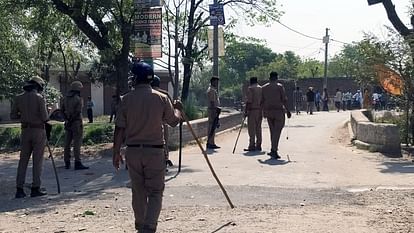 प्रतापगढ़ में बवाल: 'उसके शरीर पर अंडरगारमेंट नहीं थे और...', मां के आरोप पर भड़के लोग; पत्थरबाजी और लाठीचार्ज Pratapgarh Protest After Woman Dies Under Suspicious Circumstances Allegations Of Rape And Murder