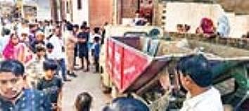 Unnao News: कूड़ा गाड़ी चलाते समय चालक देख रहा था मोबाइल, बच्ची को कुचला, मौत The driver was watching mobile while driving the garbage truck, crushed the girl and she died