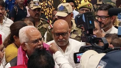 उप राष्ट्रपति चुनाव: लखनऊ पहुंचे इंडिया गठबंधन के उम्मीदवार बी. सुदर्शन, एयरपोर्ट पर हुआ भव्य स्वागत Vice Presidential Election: India Alliance candidate B Sudarshan Reddy in Lucknow.