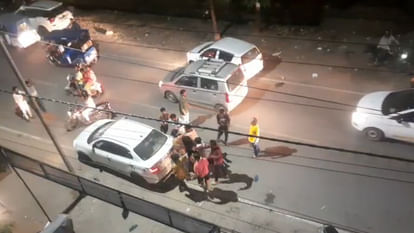 Kanpur: Drunkards create ruckus in the middle of the road