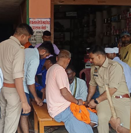 फोटो-20- हसनगंज के धौरा गांव में निजी दुकान से खाद लेने के लिए सड़क पर लाइन लागए किसान। संवाद फोटो-20- हसनगंज के धौरा गांव में निजी दुकान से खाद लेने के लिए सड़क पर लाइन लागए किसान। संवाद