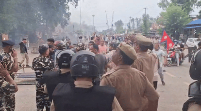 यूपी: नेपाल से सटे जिलों में घोषित हुआ हाई अलर्ट, पुलिस ने जारी किए हेल्पलाइन नंबर; सीमा पर आवाजाही बंद UP: High alert declared in districts bordering Nepal, police issued helpline numbers; movement on the border s