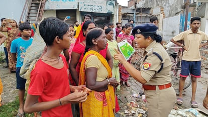 UP: गोरखपुर में गोली लगने से एक की मौत पर हंगामा, भड़के लोगों ने पुलिस पर की पत्थरबाजी; गाड़ियां भी फूंकीं People protest in the jungles of Gorakhpur, protesting against the murder of a young man