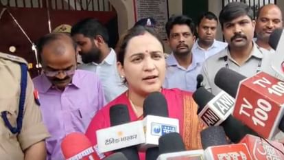 UP: मां पर FIR के सवाल पर अपर्णा यादव ने दिया ये जवाब, कांग्रेस के घोटालों का जिक्र कर राहुल गांधी पर कसा तंज Aparna Yadav took dig at Rahul Gandhi by mentioning scams of Congress In Sultanpur