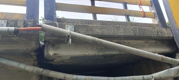 फोटो-3-औरास में सई नदी से निकलते भारी वाहन। संवाद फोटो-3-औरास में सई नदी से निकलते भारी वाहन। संवाद