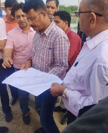 फोटो-32-बसीरतगंज मोड़ पर व्यापारियों व अधिकारियों से बात करते एसडीएम सदर क्षितिज द्विवेदी। सं फोटो-32-बसीरतगंज मोड़ पर व्यापारियों व अधिकारियों से बात करते एसडीएम सदर क्षितिज द्विवेदी। सं