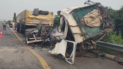 Unnao Accident trailer collided with truck from behind on expressway  two drivers and cleaner died traffic jam