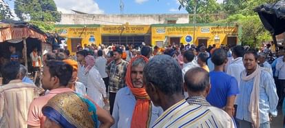 Unnao News: औरास में सर्वर ठप होने से आधे घंटे बाद खाद वितरण बंद, किसान नाराज Fertilizer distribution stopped after half an hour due to server failure in Auras, farmers angry