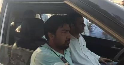 आजम खां रिहाई: कोर्ट से कागज पहुंचने में देरी ने बढ़ाया छूटने का समय, जेल के बाहर समर्थकों का हुजूम Azam Khan's release: Delay in court papers delays release time, supporters gather outside jail