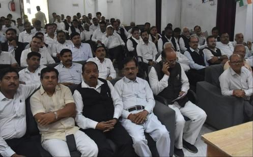 फोटो-30- बार एसोसिएन भवन में सदन की बैठक को संबोधित करते अध्यक्ष गिरीश कुमार मिश्रा। स्रोत: अ