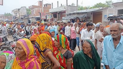Unnao News: किसानों की भीड़ देखकर बुलाई पुलिस, 300 बोरी बांटी यूरिया Seeing the crowd of farmers, police was called and 300 bags of urea were distributed