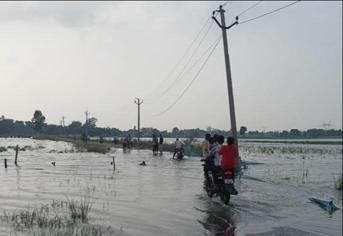 Unnao News: गंगा का पानी घटा पर मुश्किलें कम नहीं Ganga's water level has decreased but problems have not reduced