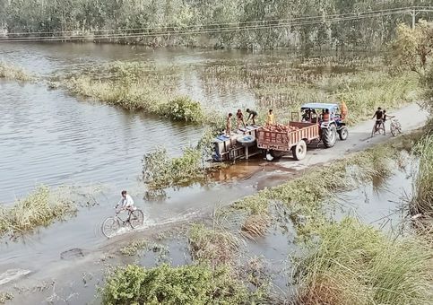 फोटो-22-ब्लाक सिकंदरपुर सरोसी क्षेत्र के पावा जंगेनगर मार्ग पर भरे बाढ़ के पानी से निकलते बाइक फोटो-22-ब्लाक सिकंदरपुर सरोसी क्षेत्र के पावा जंगेनगर मार्ग पर भरे बाढ़ के पानी से निकलते बाइक