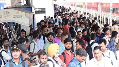 Kanpur: सेंट्रल स्टेशन पर उमड़े 65 हजार परीक्षार्थी, दौड़ाईं 14 स्पेशल ट्रेनें Kanpur: 65 thousand candidates gathered at Central Station, 14 special trains were run