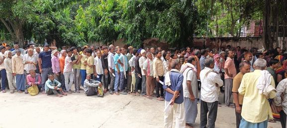 फोटो- 21- साधन सहकारी समिति औरास में गेट पर किसानों को रोके पुलिसकर्मी। संवाद