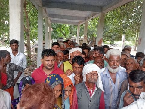 फोटो- 21- साधन सहकारी समिति औरास में गेट पर किसानों को रोके पुलिसकर्मी। संवाद