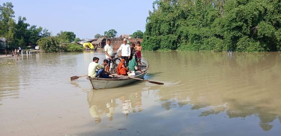 फोटो- 26-परियर-बिठूर मुख्य मार्ग में भरे बाढ़ के पानी से गुजरते वाहन सवार व अन्य लोग। संवाद फोटो- 26-परियर-बिठूर मुख्य मार्ग में भरे बाढ़ के पानी से गुजरते वाहन सवार व अन्य लोग। संवाद