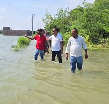 फोटो-17- मृतक के परिजनों को समझाते दही थाना प्रभारी अवनीश कुमार सिंह व अन्य। संवाद फोटो-17- मृतक के परिजनों को समझाते दही थाना प्रभारी अवनीश कुमार सिंह व अन्य। संवाद