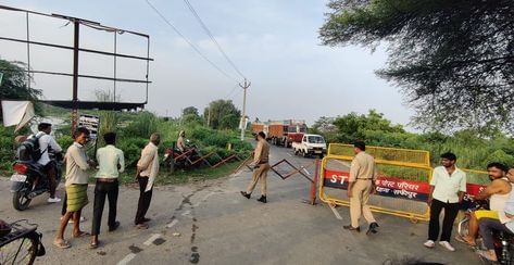 फोटो-17- मृतक के परिजनों को समझाते दही थाना प्रभारी अवनीश कुमार सिंह व अन्य। संवाद फोटो-17- मृतक के परिजनों को समझाते दही थाना प्रभारी अवनीश कुमार सिंह व अन्य। संवाद