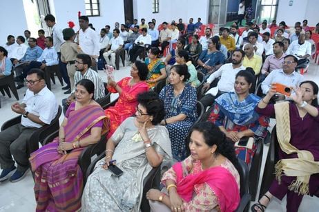 फोटो-15 -कार्यशाला में जानकारी देते प्रोफेसर राजेश द्विवेदी। स्रोत: आयोजक फोटो-15 -कार्यशाला में जानकारी देते प्रोफेसर राजेश द्विवेदी। स्रोत: आयोजक