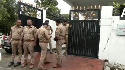 बरेली में सपा डेलीगेशन की 'नो एंट्री': माता प्रसाद हाउस अरेस्ट, MP बर्क के घर पुलिस; इकरा और मलिक को भी रोका UP: Police deployed outside Mata Prasad Pandey's house in Lucknow, SP delegation to leave for Bareilly today