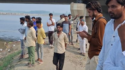 UP: पत्नी की बेवफाई से टूटा मजदूर, चार बच्चों संग यमुना में लगाई छलांग, बहन को भेजे वीडियो में बयां किया दर्द Distressed labourer jumps into Yamuna with four children in Kairana; blames wife and her lover in video
