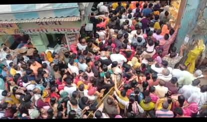 Vrindavan: बांकेबिहारी मंदिर में दर्शन की नई व्यवस्था नहीं हुई लागू, इसलिए भीड़ से बिगड़ रहे हालात Mismanagement Continues at Banke Bihari Temple