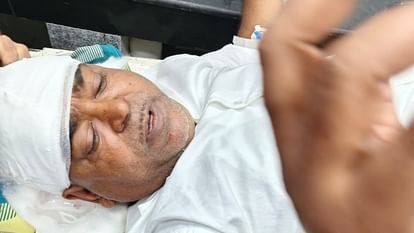 Lucknow: जेल में बंद पूर्व मंत्री गायत्री प्रजापति पर बंदी ने किया हमला.. सिर पर गंभीर चोट, पहुंचे केजीएमयू UP: Former minister Gayatri Prajapati assaulted in jail; Safaibandi hits him on the head with an iron rod; DG