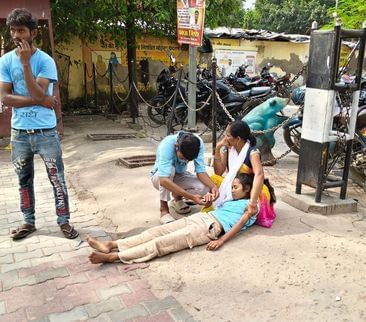 Unnao News: डॉक्टरों के सहयोगी बने वार्ड बॉय, स्ट्रेचर खींच रहे तीमारदार unnao news
