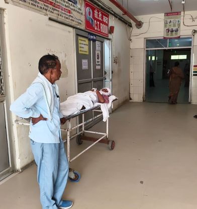 फोटो-5- इमरजेंसी गेट पर स्ट्रेचर न मिलने पर गोद में बच्ची को लिए बैठी मां। संवाद फोटो-5- इमरजेंसी गेट पर स्ट्रेचर न मिलने पर गोद में बच्ची को लिए बैठी मां। संवाद