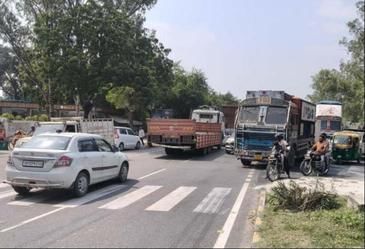 फोटो-19- कानपुर-लखनऊ हाईवे पर बशीरतगंज के पास पलटा डंपर और लगा जाम। संवाद फोटो-19- कानपुर-लखनऊ हाईवे पर बशीरतगंज के पास पलटा डंपर और लगा जाम। संवाद