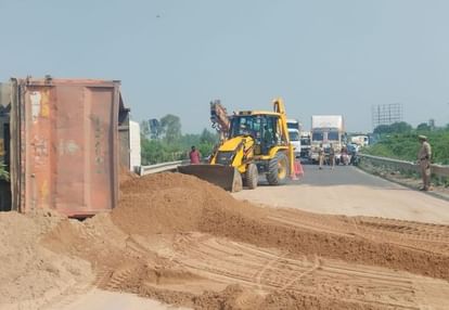 Unnao News: डंपर पलटने और सड़क निर्माण से थमा यातायात, मुसाफिर परेशान unnao news