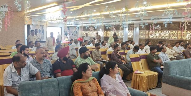 फोटो-33-जागरूकता कार्यशाला में जानकारी देते एडीएम वित्त राजस्व सुशील कुमार गोंड। स्रोत: विभागीय