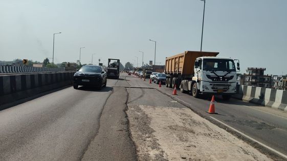 फोटो-23-नवनिर्मित बाईपास में झंझरी रेलवे क्रासिंग के आगे उखड़ी सड़क। संवाद