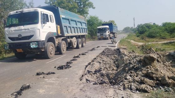 फोटो-23-नवनिर्मित बाईपास में झंझरी रेलवे क्रासिंग के आगे उखड़ी सड़क। संवाद