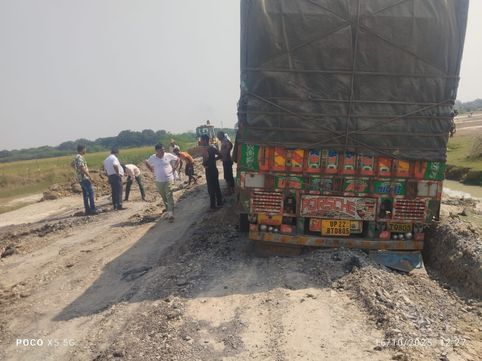 फोटो-23-नवनिर्मित बाईपास में झंझरी रेलवे क्रासिंग के आगे उखड़ी सड़क। संवाद