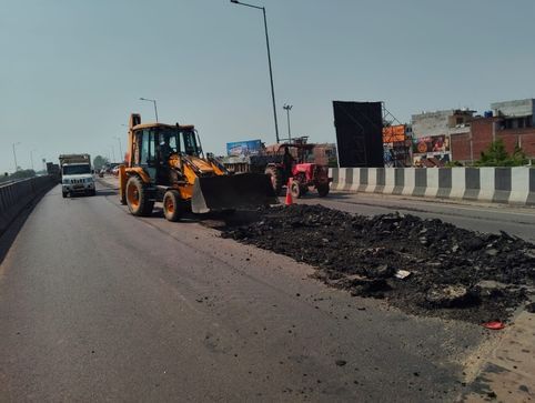 फोटो-23-नवनिर्मित बाईपास में झंझरी रेलवे क्रासिंग के आगे उखड़ी सड़क। संवाद