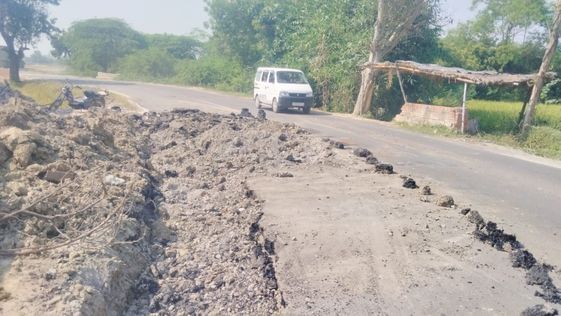 फोटो-23-नवनिर्मित बाईपास में झंझरी रेलवे क्रासिंग के आगे उखड़ी सड़क। संवाद