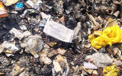 फोटो- 10- एंटीबायोटिक सिरप पर में लिखी 2026 एक्सपॉयरी। संवाद